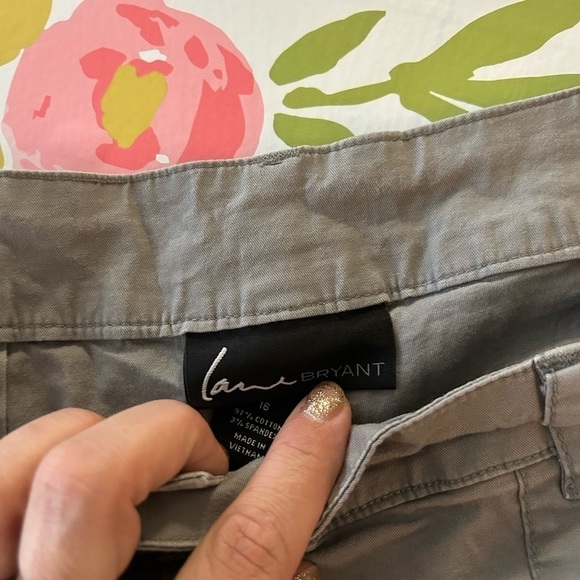 Lane Bryant 16 cotton and spandex blend. Cargo shorts. - Picture 4 of 5